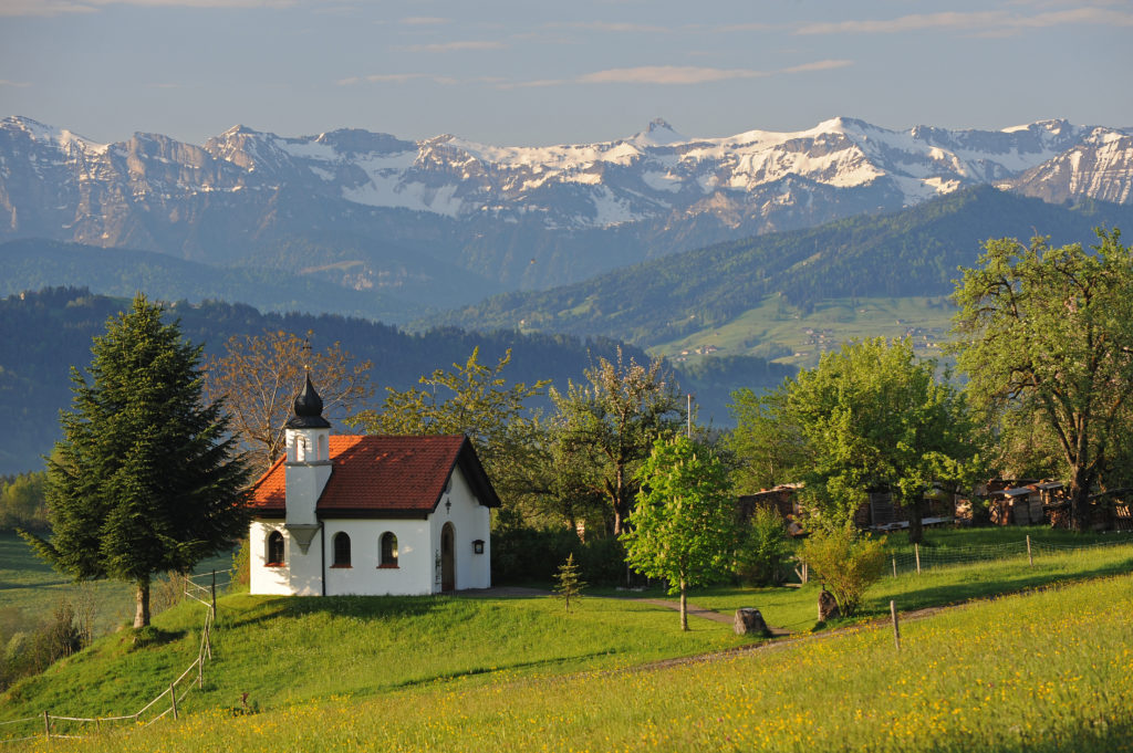 Scheidegg - die Hubertuskapelle vor der Kulisse der Berge